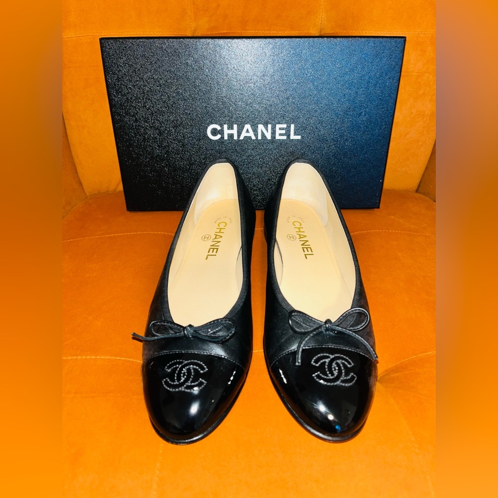 CHANEL Black Patent Leather Flats with Bow